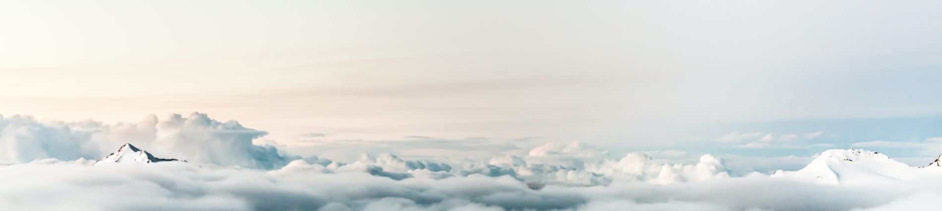 detail van azuurblauwe zee met kleine roze golfjes