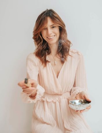 lachend meisje die palo santo rook voor zicht beweegt